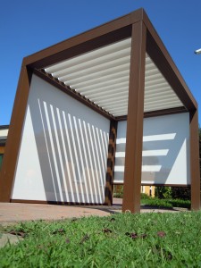 Pergola Bioclimatica con pale frangisole orientabili con radio comando e tende frangisole motorizzate